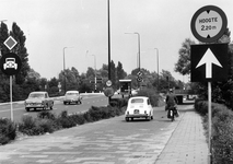 53616 Afbeelding van een verdwaalde auto op de ventweg langs de Biltsestraatweg, overgaand in het fietspad door de Berekuil.